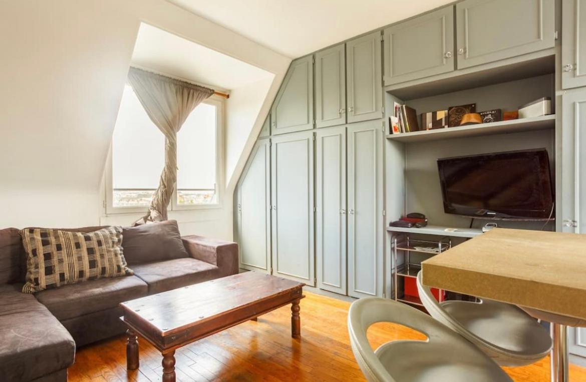 Beautiful Apartment With A View Of Eiffel Tower In Center Parigi Esterno foto