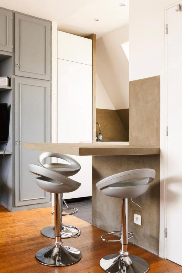 Beautiful Apartment With A View Of Eiffel Tower In Center Parigi Esterno foto