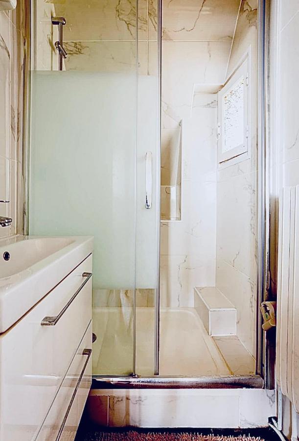 Beautiful Apartment With A View Of Eiffel Tower In Center Parigi Esterno foto